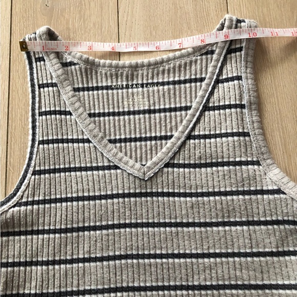 American Eagle Outfitters V Neck Cropped Tank Top in Grey Size S - Picture 2 of 8